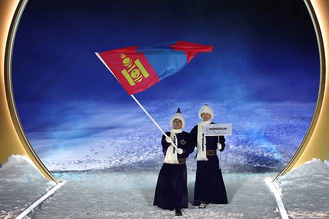 몽골 선수단이 2026 밀라노·코르티나담페초 동계 올림픽 개막식에 입장하고 있다. /AFP 연합뉴스