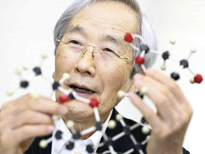 일본의 생화학자 엔도 아키라 박사가 스타틴의 화학 구조 모형을 들고 있다. 그는 1973년 스타틴 약물을 처음 개발했다./일본 요미우리신문