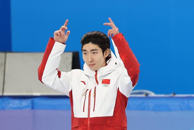 중국 헤이룽장성 하얼빈 빙상훈련센터 다목적홀에서 열린 하얼빈 동계아시안게임 쇼트트랙 남자 500m 시상식에서 금메달을 획득한 중국 대표팀 린샤오쥔(한국명 임효준)이 포디움에 오르며 세리머니를 하고 있다.뉴스1