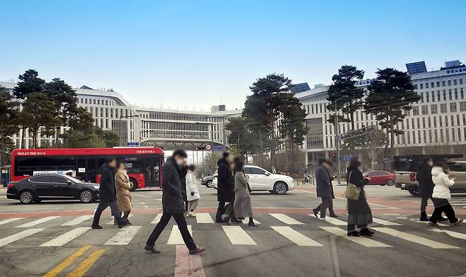 정부세종청사 앞을 시민들이 지나고 있다. 김성태 객원기자