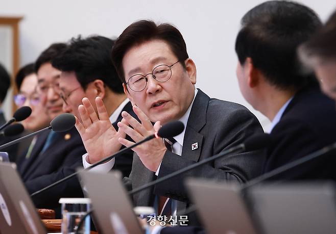 이재명 대통령이 3일 청와대 본관에서 열린 국무회의에서 다주택자 양도세 중과 유예 종료 계획과 관련해 구윤철 부총리 겸 재정경제부 장관과 대화하고 있다. 청와대사진기자단