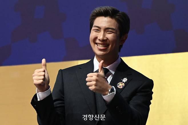 그룹 BTS의 RM(김남준)이 지난해 10월29일 경북 경주예술의전당에서 열린 아시아태평양경제협력체(APEC) 정상회의 최고경영자(CEO) 서밋에서 연설한 뒤 인사하고 있다. 이준헌 기자