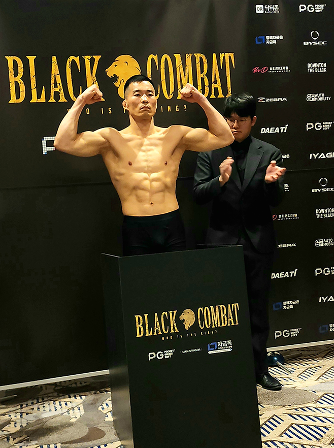대한민국 UFC 7호 파이터 ‘코리안 불도저’ 남의철이 2026년 1월 인천광역시 영종국제도시 인스파이어 엔터테인먼트 리조트 오션 타워 아일랜드룸에서 종합격투기대회 블랙컴뱃 16 페더급 계체를 통과하고 있다. 오른쪽은 김경원 실장 겸 링아나운서. 사진=랭크파이브 이교덕 기자
