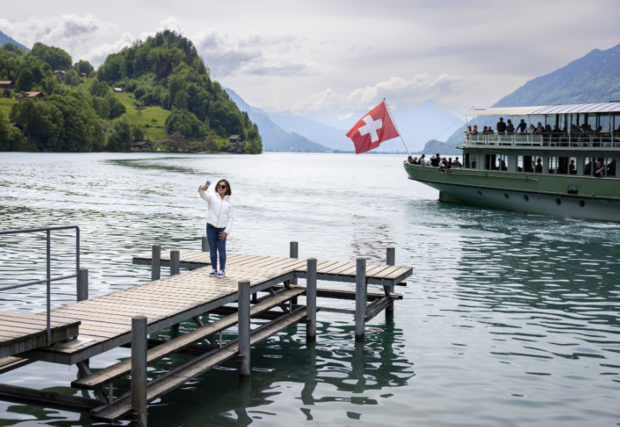 스위스 이젤트발트 부두에서 한국인 관광객이 셀카를 촬영하고 있다. 연합뉴스