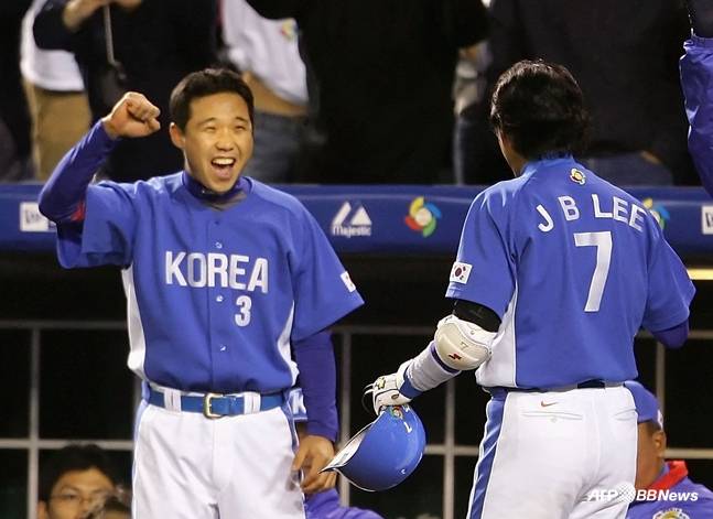 2006년 대회 일본을 상대로 적시타를 친 이종범(오른쪽)과 박진만 현 삼성 감독(왼쪽). /AFPBBNews=뉴스1