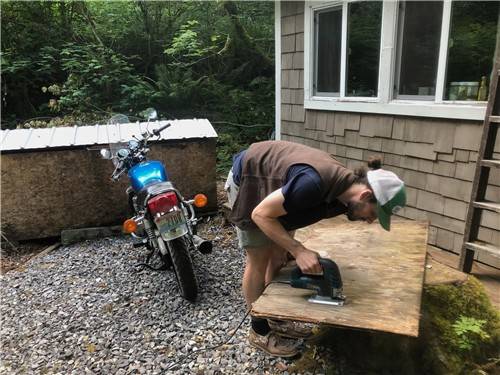 오두막 수리하는 패트릭 허치슨