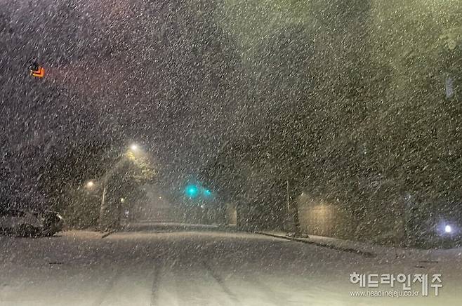 많은 눈이 내리고 있는 제주시내 거리. ⓒ헤드라인제주