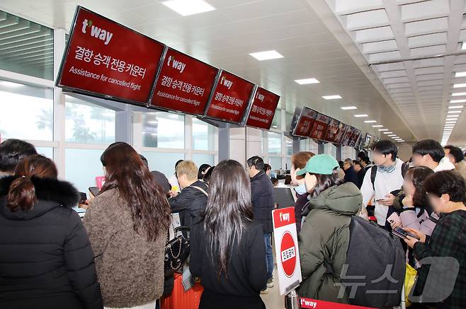 8일 오전 제주국제공항 3층 출발장 대합실이 표를 구하려는 결항편 승객들로 붐비고 있다. 2026.2.8 ⓒ 뉴스1 오미란 기자