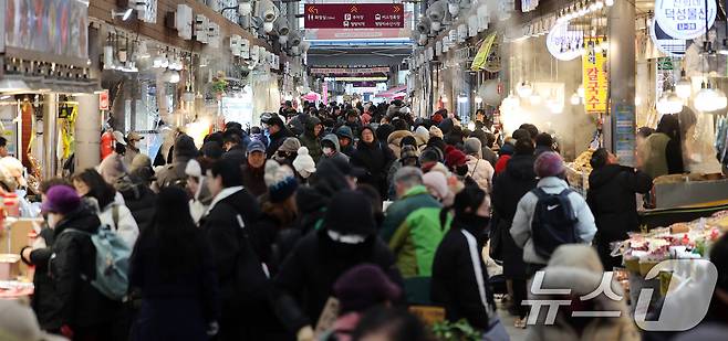 설 연휴를 앞둔 8일 서울 동대문구 청량리종합시장이 시민들로 북적이고 있다. 2026.2.8 ⓒ 뉴스1 박지혜 기자