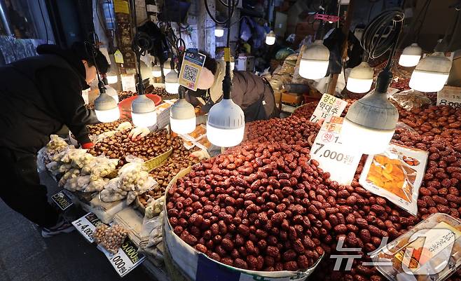 설 연휴를 앞둔 8일 서울 동대문구 청량리종합시장에 대추와 밤이 진열돼 있다.2026.2.8 ⓒ 뉴스1 박지혜 기자