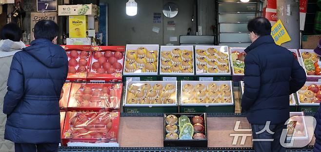 설 연휴를 앞둔 8일 서울 동대문구 청량리종합시장을 찾은 시민들이 장을 보고 있다. 2026.2.8 ⓒ 뉴스1 박지혜 기자