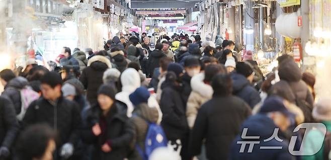 설 연휴를 앞둔 8일 서울 동대문구 청량리종합시장이 시민들로 북적이고 있다. 2026.2.8 ⓒ 뉴스1 박지혜 기자