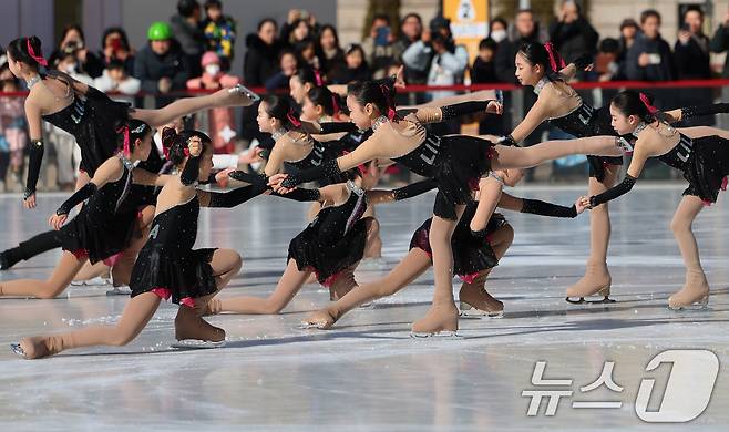 겨울철 서울 도심 대표 명소로 자리매김한 서울광장 스케이트장이 폐장한 8일 오후 스케이트장 메인링크에서 리라피겨그룹 선수들이 피날레 공연을 선보이고고 있다. 2026.2.8 ⓒ 뉴스1 오대일 기자