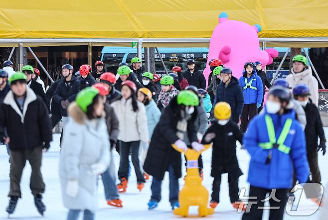 새해 첫 주말인 4일 오후 서울 중구 서울광장 스케이트장을 찾은 시민들이 스케이트를 즐기고 있다. 2026.1.4 ⓒ 뉴스1 김도우 기자