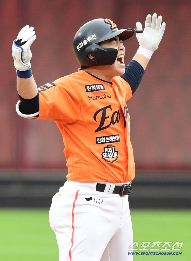 플레이오프 1차전 싹쓸이 역전타 후 포효하는 문현빈. 스포츠조선DB