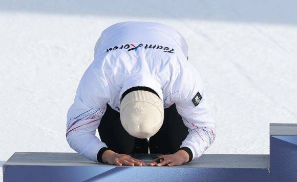 김상겸이 이탈리아 리비뇨 스노파크에서 열린 2026 밀라노·코르티나 동계올림픽 스노보드 남자 평행대회전 시상식에서 큰절을 하고 있다. 리비뇨(이탈리아)=연합뉴스