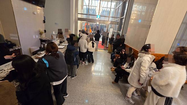 7일 오후 11시 40분쯤 부산 해운대의 한 호텔에서 화재 신고가 접수돼 투숙객들이 긴급 대피하는 소동이 빚어졌다. 이 과정에서 호텔 측의 안일한 대응과 직원 부재로 투숙객들이 큰 혼란을 겪은 것으로 드러났다./김정엽 기자