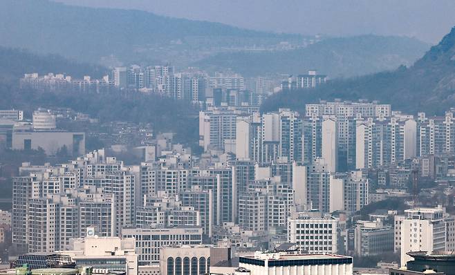 지난 5일 서울 남산에서 바라본 서울 시내 아파트 단지의 모습. /뉴스1