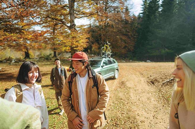 2026년 여행 트렌드 중 하나인 ’열린 로드트립’은 AI에 의해 좀더 확장됐다. 여정에서 메이트를 만나거나 루트를 함께 짜고 프로그램에 함께 참여할 때 AI는 많은 도움을 준다(사진 호텔스닷컴).