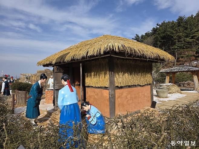 가시덩굴로 둘러싸여 있는 연산군 유배지.