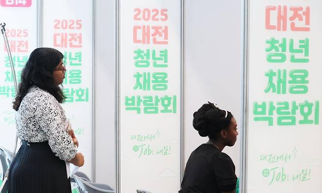 2025 대전청년채용박람회에서 외국인 구직자가 면접을 기다리고 있다. 대전=뉴스1