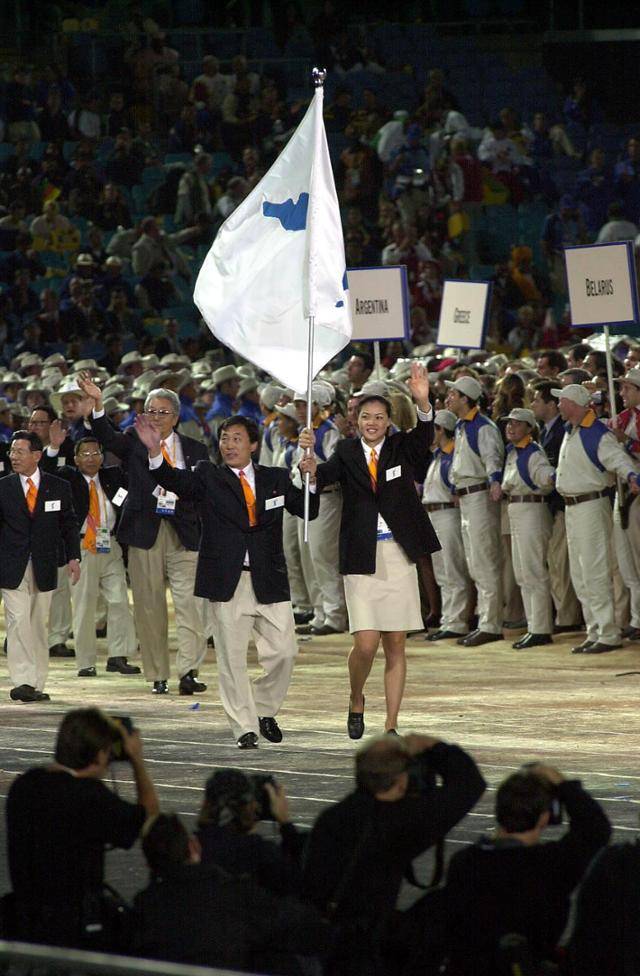 2000년 9월 15일 호주 시드니에서 열린 시드니올림픽 개막식 도중 남북한 선수단 정은순(가운뎃줄 맨 오른쪽) 당시 한국 여자농구대표팀 선수와 박정철 당시 북한 유도대표팀 감독이 한반도기를 맞잡고 입장하고 있다. 한국일보 자료사진