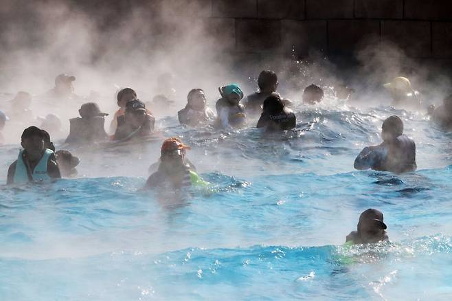 파라다이스 스파 도고를 찾은 고객들이 온수 파도풀에서 물놀이를 하고 있다. 사진=파라다이스