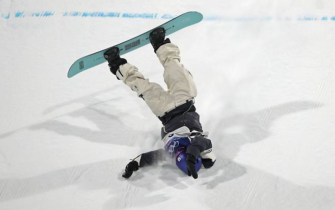 남자 스노보드 빅에어 연기 도중 넘어진 오기와라 히로토 / 사진=연합뉴스