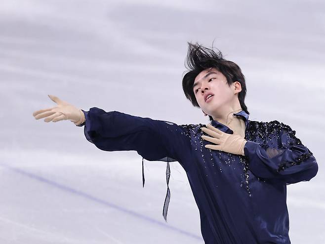 차준환이 7일(현지시간) 이탈리아 밀라노 아이스스케이팅 아레나에서 열린 팀 이벤트 남자 싱글 쇼트프로그램에서 연기를 선보이고 있다. 연합뉴스