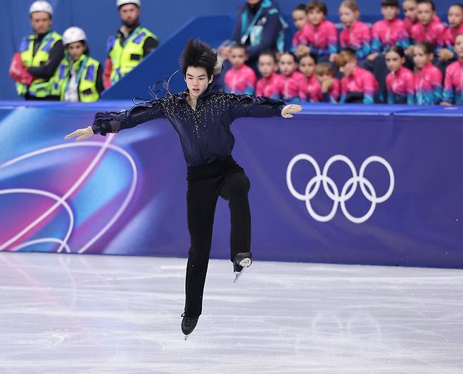 차준환이 7일(현지시간) 이탈리아 밀라노 아이스스케이팅 아레나에서 열린 팀 이벤트 남자 싱글 쇼트프로그램에서 연기 중 점프 실수를 하고 있다. 연합뉴스