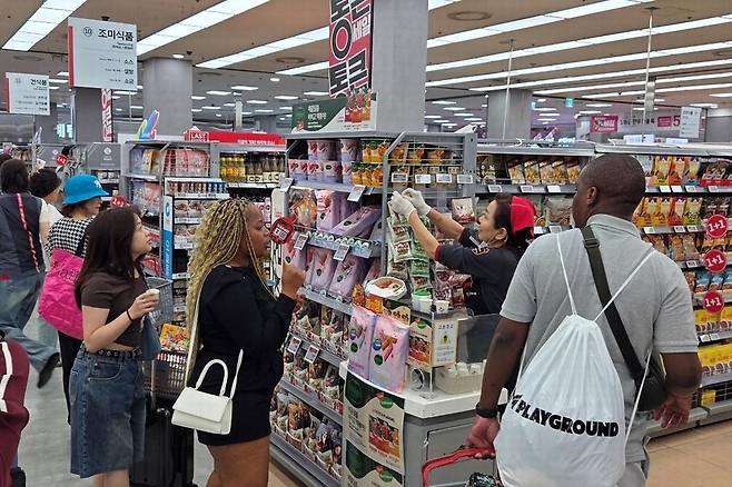 롯데마트 제타플렉스 서울역점을 찾은 외국인들이 식품을 구매하고 있다. 롯데마트