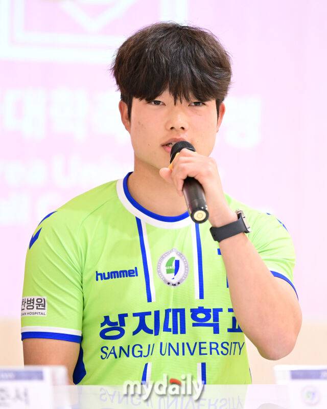 2026년 2월 8일 오후 경상남도 통영시 더그랜드통영관광호텔 에버홀에서 '약속의 땅 통영, 제62회 춘계대학축구연맹전' 미디어데이가 열렸다.상지대 김동건이 인사하고 있다.한국대학축구연맹과 통영시가 주최하고 통영시축구협회가 주관하는 '약속의 땅 통영, 제62회 춘계대학축구연맹전'은 전국 대학 축구단 80개 팀이 참가한다. 조 추첨을 통해 '한산대첩기'와 '통영기' 2개 리그로 나눠 오는 9일부터 22일까지 통영산양스포츠파크에서 조별 예선과 결선 토너먼트를 진행한 뒤 결승전은 통영공설운동장에서 열린다./통영=유진형 기자