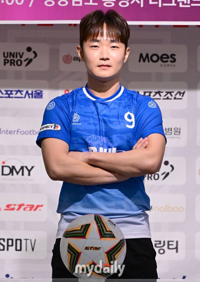 2026년 2월 8일 오후 경상남도 통영시 더그랜드통영관광호텔 에버홀에서 '약속의 땅 통영, 제62회 춘계대학축구연맹전' 미디어데이가 열렸다.단국대 서동혁이 인사하고 있다.한국대학축구연맹과 통영시가 주최하고 통영시축구협회가 주관하는 '약속의 땅 통영, 제62회 춘계대학축구연맹전'은 전국 대학 축구단 80개 팀이 참가한다. 조 추첨을 통해 '한산대첩기'와 '통영기' 2개 리그로 나눠 오는 9일부터 22일까지 통영산양스포츠파크에서 조별 예선과 결선 토너먼트를 진행한 뒤 결승전은 통영공설운동장에서 열린다./통영=유진형 기자