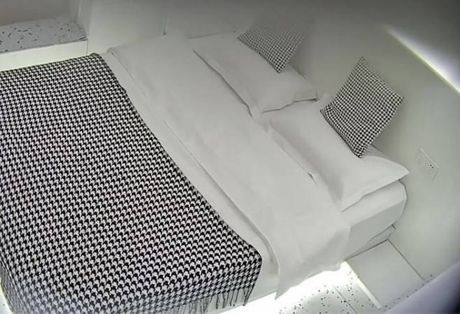 몰래카메라 생중계 영상에 선명하게 담긴 호텔 침대 모습. BBC 캡처