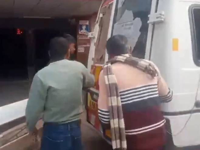 인도에서 응급환자를 실은 구급차 문이 고장 나 환자가 내리지 못하고 결국 사망하는 사건이 발생했다. 엑스(X) 캡처