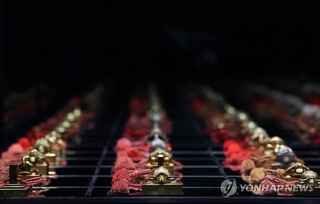 국립고궁박물관, 개관 20주년 맞아 '시간을 잇는 보존과학' 특별전 (서울=연합뉴스) 이지은 기자 = 2일 서울 종로구 국립고궁박물관에서 열린 개관 20주년 특별전 '리:본,RE:BORN) 시간을 잇는 보존과학'에 다양한 금보와 옥보가 전시돼 있다. 2025.12.2 jieunlee@yna.co.kr