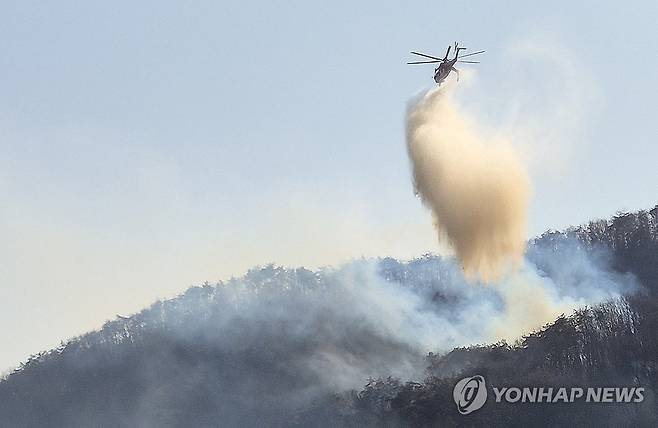 경주 분주한 산불 진화작업 (경주=연합뉴스) 손대성 기자 = 8일 오후 경북 경주시 문무대왕면 일대에서 산불진화헬기가 산불 진화작업을 벌이고 있다. 전날 문무대왕면 입천리에서 발생한 산불은 이날까지 이어지고 있다. 2026.2.8 sds123@yna.co.kr