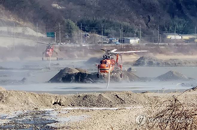 분주한 산불진화헬기 (경주=연합뉴스) 손대성 기자 = 8일 오후 경북 경주시 문무대왕면 일대에서 산불진화헬기가 산불 진화작업을 벌이고 있다. 전날 문무대왕면 입천리에서 발생한 산불은 이날까지 이어지고 있다. 2026.2.8 sds123@yna.co.kr