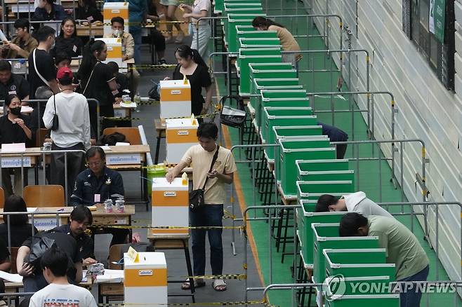 태국 총선 투표 (방콕 AP=연합뉴스) 8일(현지시간) 태국 방콕의 한 투표소에서 유권자들이 투표하고 있다.