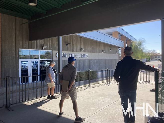 (지난 8일 샌프란시스코 팬들이 선수들의 사인을 받기 위해 스프링캠프 앞에서 대기하고 있다)