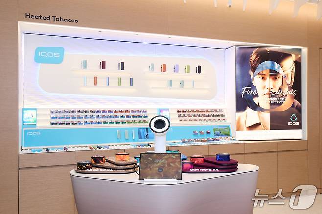 매장 내 설치된 아이코스 모먼트 테이블.(필립모리스 제공)