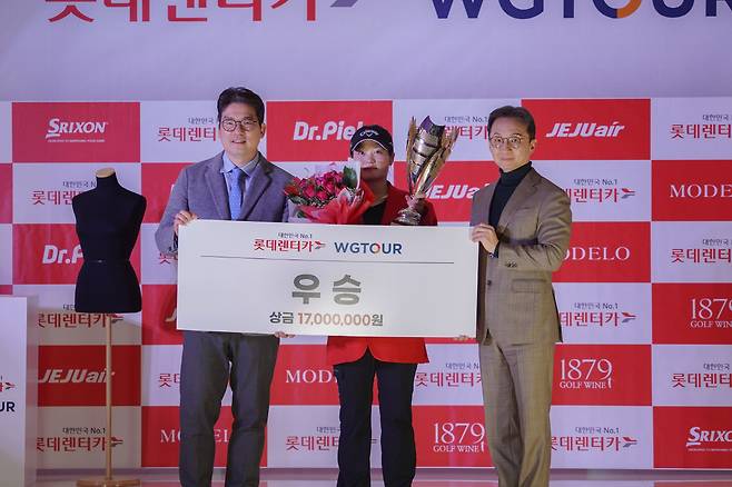 지난 8일 대전 골프존조이마루에서 열린 '2026 롯데렌터카 WGTOUR' 2차 대회 시상식에서 골프존 손장순 전무, 우승자 홍현지, 롯데렌탈 주식회사 조근행 상무(왼쪽부터)가 기념사진을 촬영하고 있다