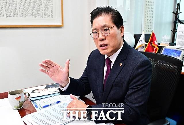 송석준 의원은 이재명 정부의 부동산 정책에 대해 "부동산 시장은 매우 민감하고 예민한 시장이다. 이재명 정부가 그런 시장의 심리를 너무 무시하고 있다. 특히 서울 일부 지역의 과열 현상을 일반화해 정부가 개입하는 건 굉장히 위험한 접근법"이라고 비판했다. /배정한 기자