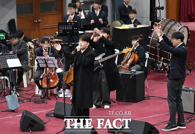 이부진 호텔신라 사장의 아들 임동현군이 9일 오전 서울 강남구 휘문고등학교에서 열린 졸업식에서 식전 공연을 하고 있다./휘문고=이새롬 기자