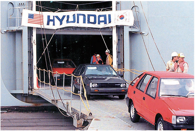 1986년 2월, 한달여 간의 항해 끝에 미국 플로리다주 잭슨빌항에 도착해 하역하는 포니 엑셀. 현대차 제공