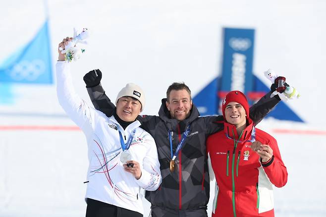 스노보드 남자 평행 대회전 은메달을 확보한 김상겸이 8일(현지시간) 이탈리아 리비뇨의 스노파크에서 열린 2026 밀라노·코르티나담페초 동계올림픽 스노보드 남자 평행 대회전 시상식에서 기뻐하고 있다. 왼쪽부터 김상겸, 베냐민 카를(오스트리아), 테르벨 잠피로프(불가리아). 2026.2.8 (리비뇨=뉴스1)