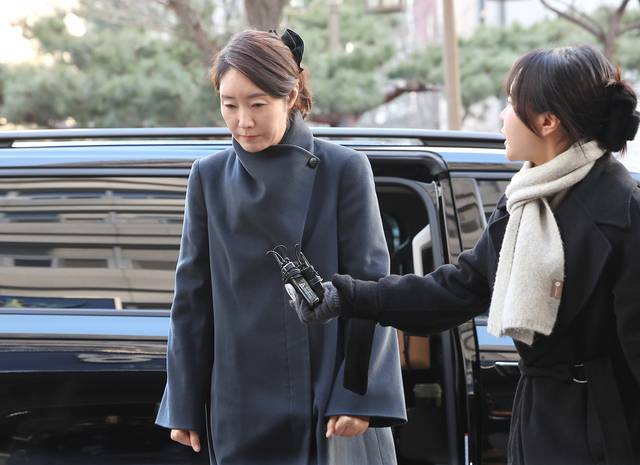 2022년 지방선거를 앞두고 전 사무국장 남모씨를 통해 김경 서울시의원(더불어민주당 탈당)이 공천 대가로 건넨 1억원을 수수한 혐의를 받는 무소속 강선우 의원(민주당 탈당·사진)이 지난 2월 3일 서울 마포구 서울경찰청 공공범죄수사대로 출석하며 취재진의 질문을 받고 있다.<연합뉴스 사진>