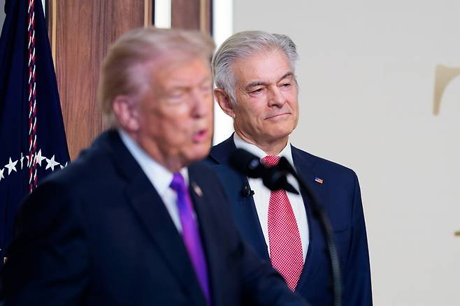 도널드 트럼프 미국 대통령과 메흐메트 오즈 메디케어·메디케이드 서비스 센터장. 사진=EPA 연합뉴스