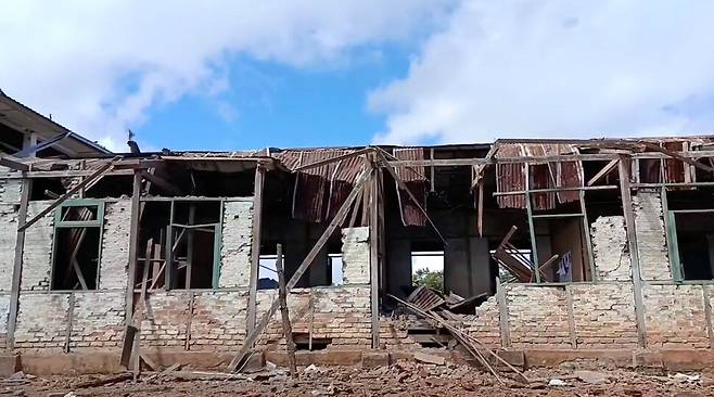 미얀마 반하 지역 학교가 군부의 공습으로 무너진 모습이 담깅 영상 중 일부. 이 영상은 지난해 10월 소셜미디어에 올라왔다. 로이터 연합뉴스