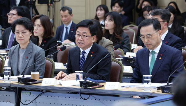 최교진(앞줄 가운데) 교육부 장관이 지난해 12월 12일 세종시 정부세종컨벤션센터에서 대통령 업무보고를 하고 있다. 최 장관은 이날 '서울대 10개 만들기' 정책을 핵심과제로 설명하고, "거점 국립대 9곳에 5년간 4조 원 이상을 집중 지원하겠다"고 말했다. 교육부는 올해 거점국립대 투자 예산으로 8,855억 원을 편성했다. 세종=왕태석 선임기자